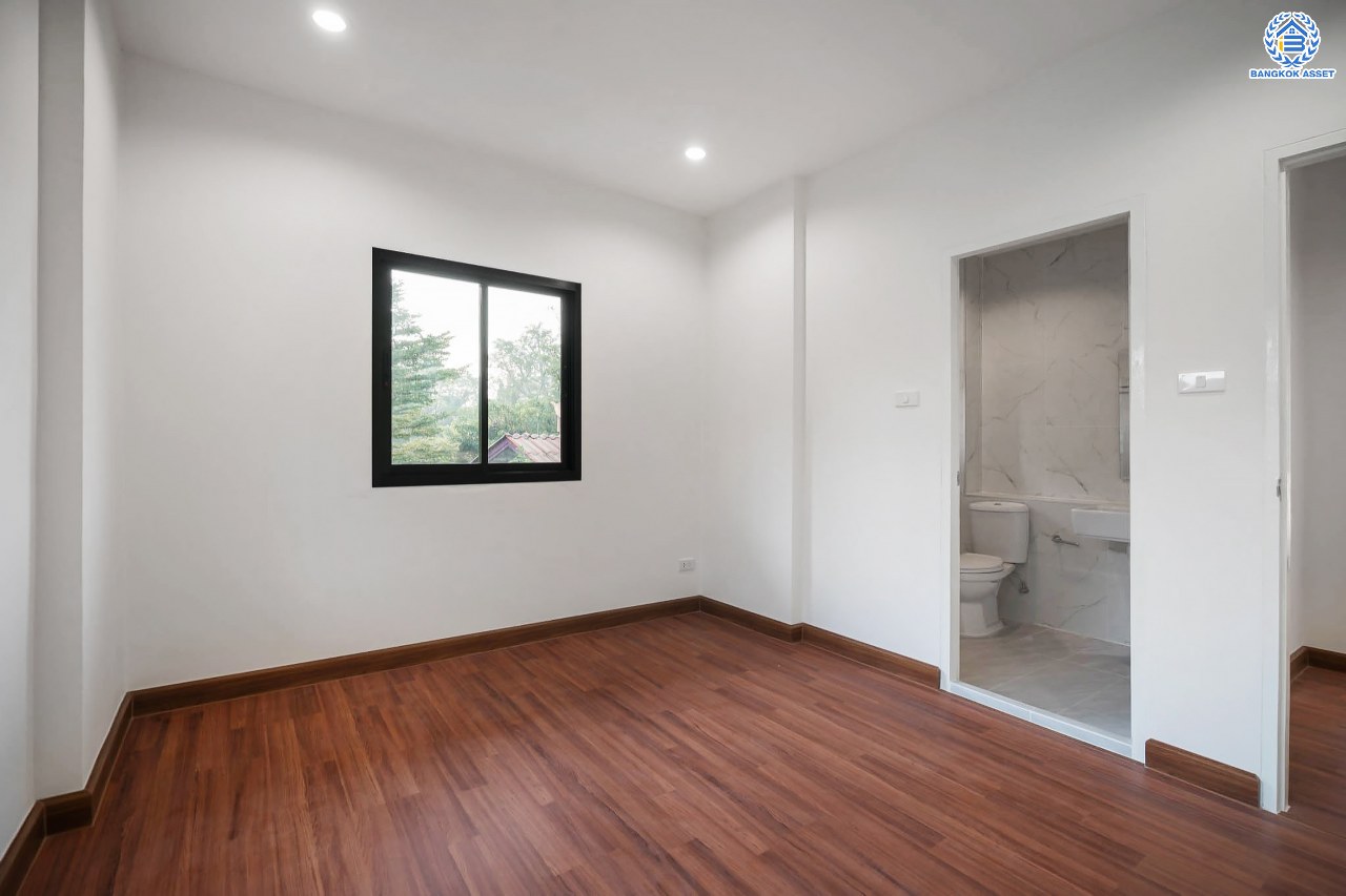 บ้านมือสองตกแต่งใหม่ โครงการ ชวนชื่น ปิ่นเกล้า บนเนื้อที่ 76.9 ตร.ว. พื้นที่ใช้สอยมากถึง 212.5 ตร.ม. ฟังก์ชันจัดเต็ม 3 ห้องนอน 3 ห้องน้ำ จอดรถได้ถึง 2 คัน พร้อมทั้งเปลี่ยนระบบสุขาภิบาลให้ใหม่ พร้อมเข้าอยู่ทันที บนทำเลศักยภาพ เชื่อมต่อหลายเส้นทาง ใกล้จุดขึ้นทางด่วน "ศรีรัช" และรถไฟฟ้าสายสีแดง "สถานีตลิ่งชัน"